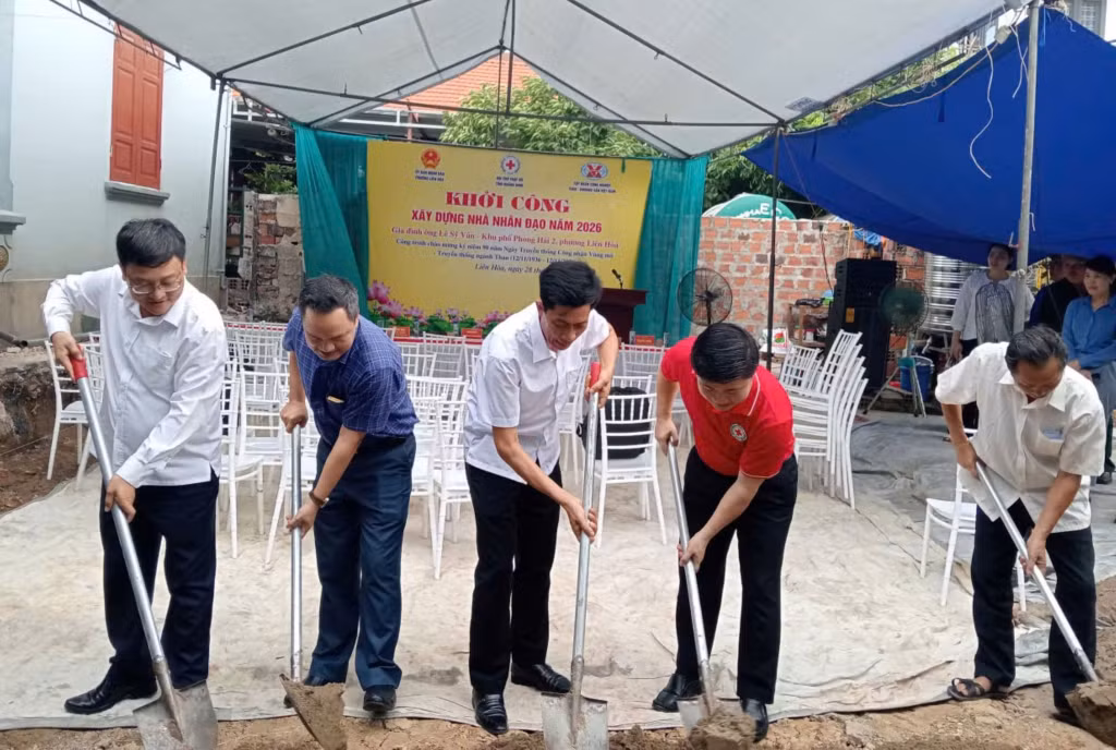 Các đại biểu và đại diện gia đình thực hiện nghi thức động thổ khởi công xây dựng nhà cho hộ ông Lê Sỹ Vân (khu phố Phong Hải 2, phường Liên Hòa).