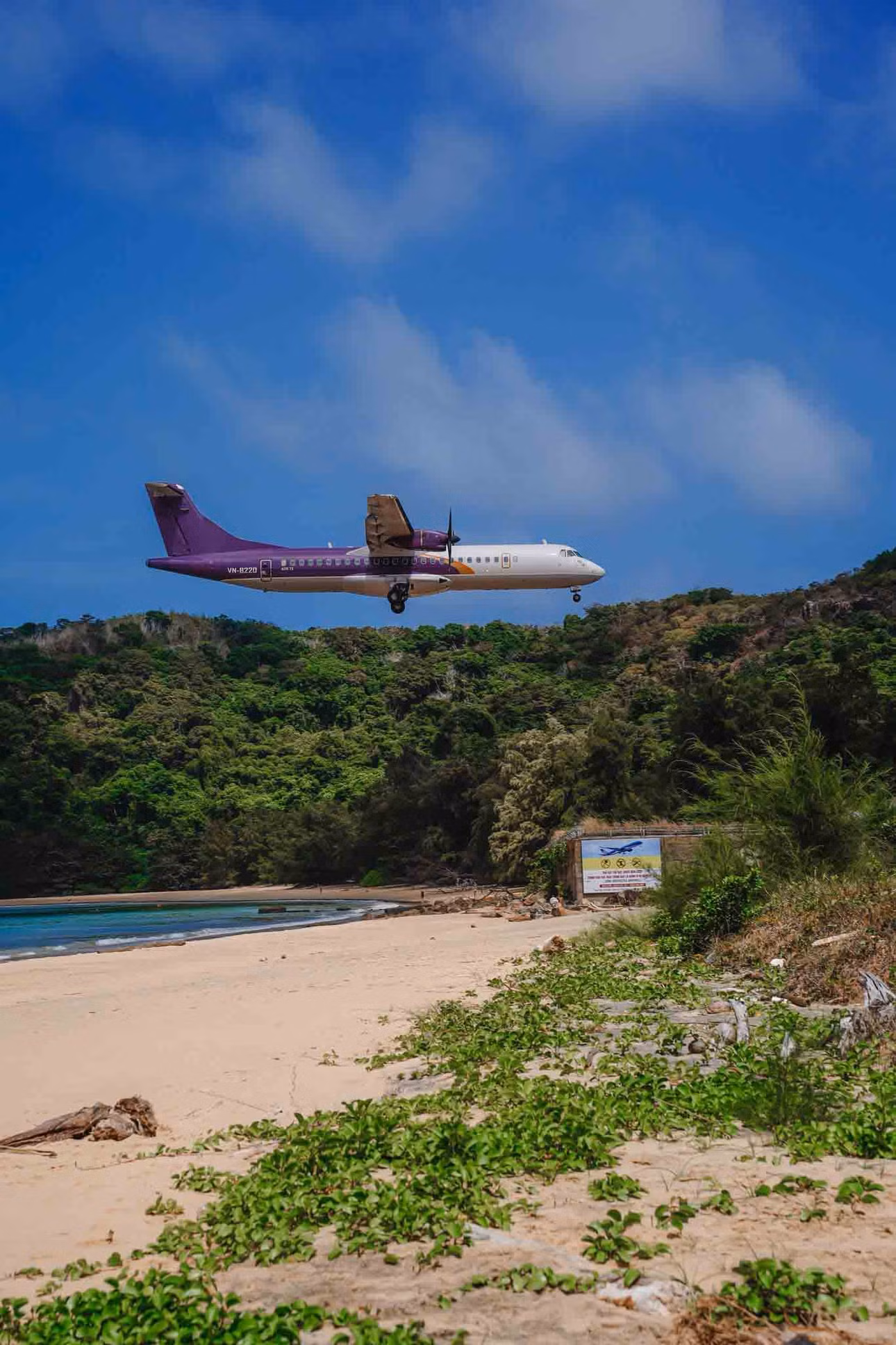 Hình ảnh máy bay sắp hạ cánh ở Côn Đảo. Ảnh: Lê Thành Công