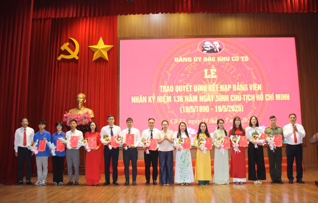 13 quần chúng ưu tú của đặc khu Cô Tô vinh dự được kết nạp vào hàng ngũ của Đảng Cộng sản Việt Nam nhân dịp kỷ niệm 136 năm Ngày sinh Chủ tịch Hồ Chí Minh 19/5 (1890-2026).