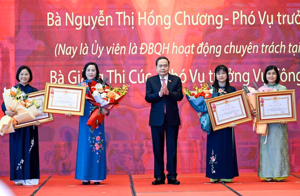 Chủ tịch Quốc hội Trần Thanh Mẫn trao Huân chương Lao động hạng Ba của Chủ tịch nước tặng các cá nhân có thành tích xuất sắc. (Ảnh: DUY LINH)