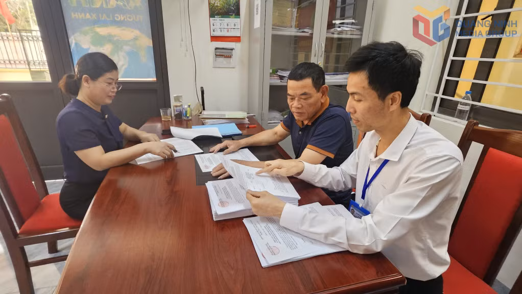 Cán bộ Phòng Văn hóa - Xã hội, UBND phường Quảng Yên hướng dẫn công tác thu phiếu, lập biên bản kết quả lấy ý kiến.
