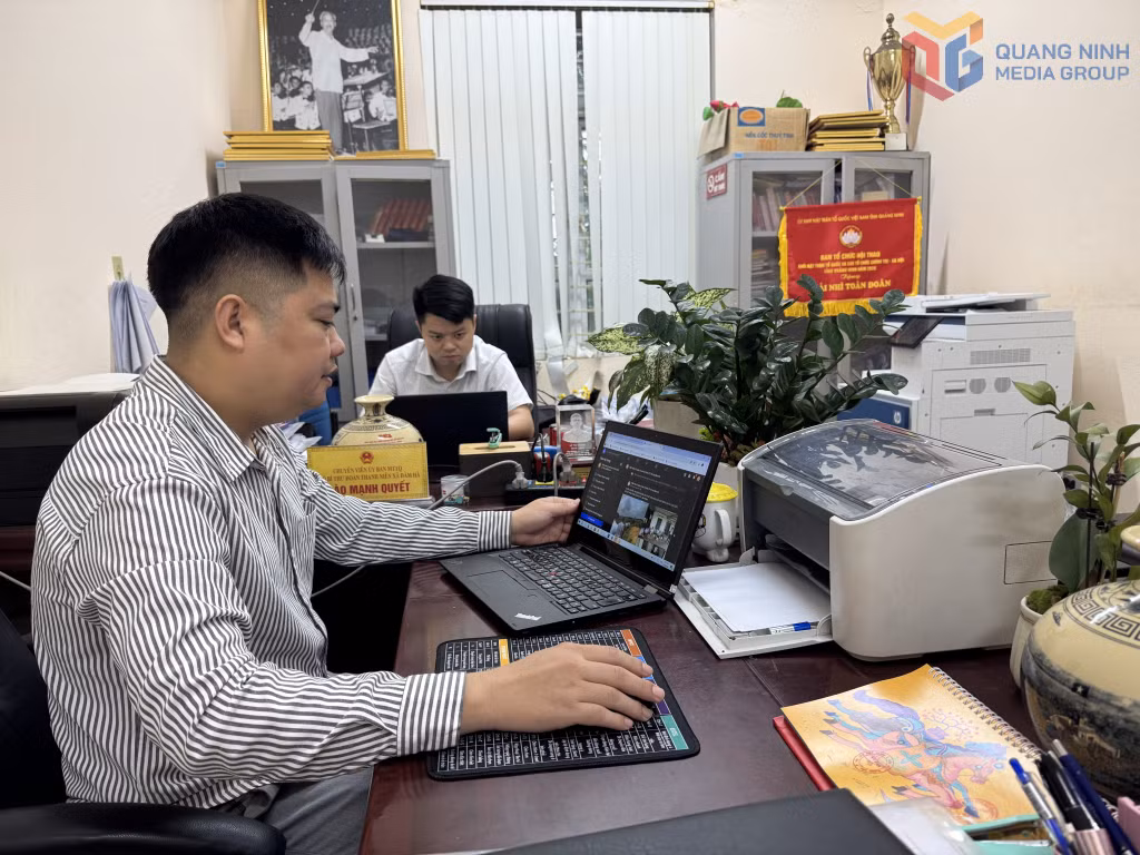 Cán bộ MTTQ xã Đầm Hà tiếp nhận phản ánh, kiến nghị của người dân qua trang Fanpage của Mặt trận.