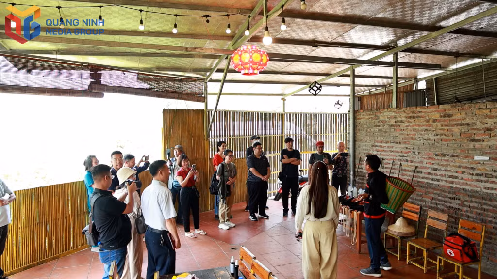 Đoàn chuyên gia Nhật Bản nghe "hướng dẫn viên bản địa" giới thiệu về các vật dụng dùng để đi rừng.