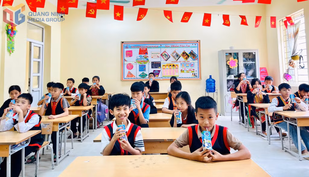 Học sinh Trường TH&amp;THCS Sơn Dương phấn khởi khi được uống sữa tại trường mỗi ngày.