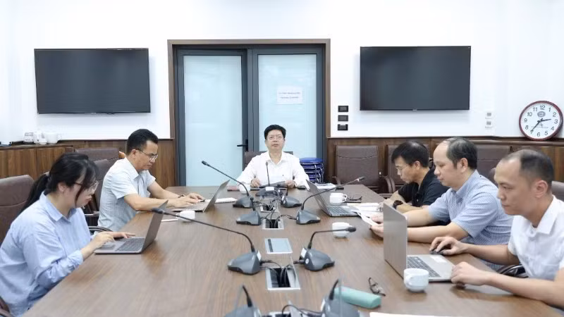 Tiến sĩ, bác sĩ Nguyễn Trọng Khoa, Phó Cục trưởng Cục Quản lý khám, chữa bệnh chủ trì họp chuyên gia rà soát, cập nhật “Hướng dẫn chẩn đoán, điều trị bệnh do virus Ebola". (Ảnh: TRẦN MINH)
