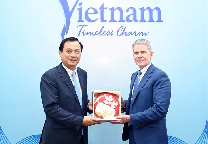 Cục trưởng Nguyễn Trùng Khánh tặng quà lưu niệm cho Phó chủ tịch điều hành CNN International Commercial Phil Nelson - Ảnh: TITC