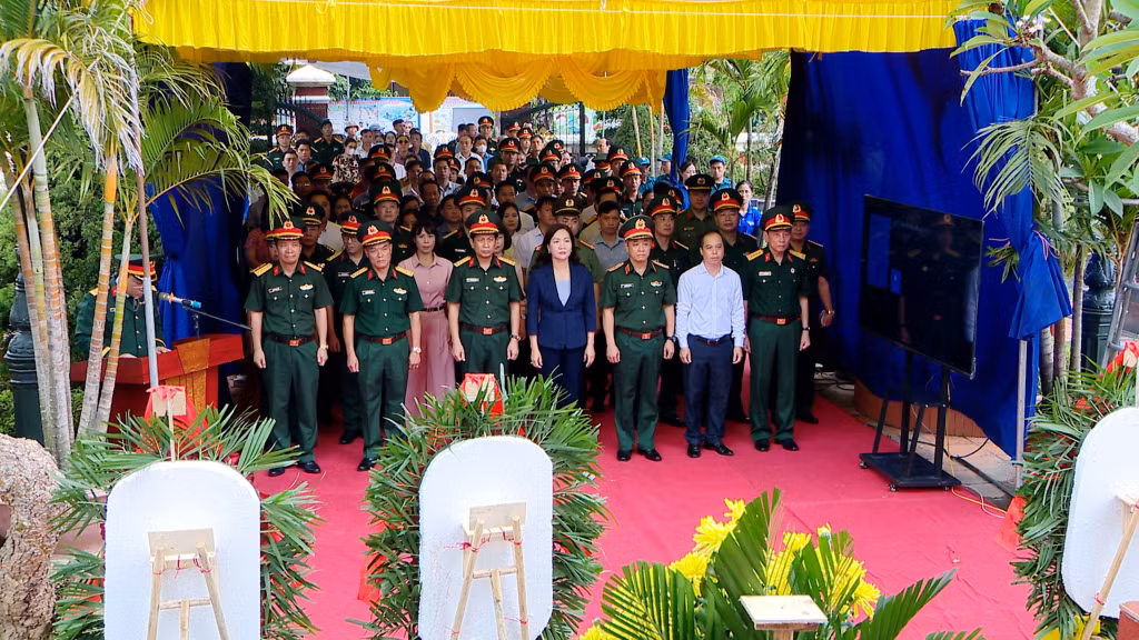Các đại biểu tưởng niệm các Anh hùng liệt sĩ tại Nghĩa trang Liệt sĩ Phong Cốc, phường Phong Cốc.