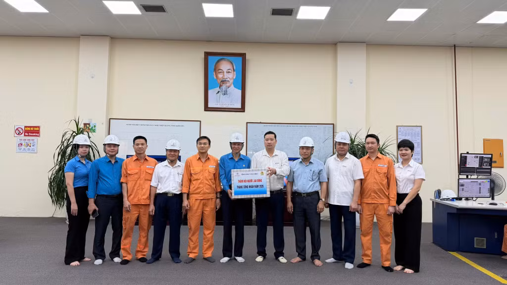 Đoàn công tác Công đoàn EVNGENCO1 tặng quà cho người lao động Phân xưởng Vận hành.