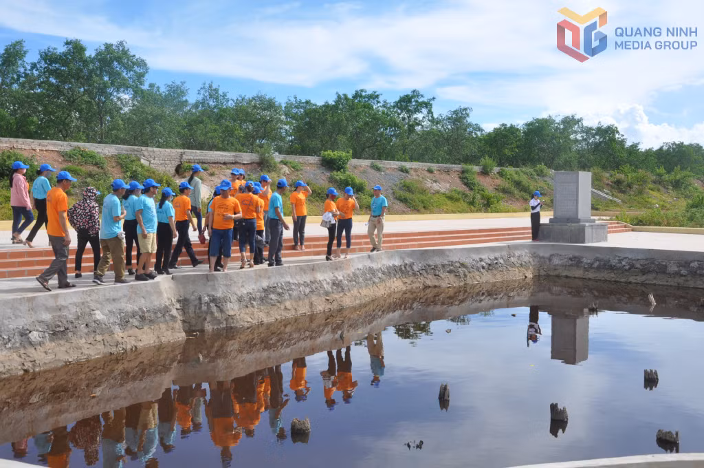 Du khách tham quan Bãi cọc Bạch Đằng - nơi ghi dấu chiến thắng oanh liệt của quân và dân nhà Trần năm 1288.