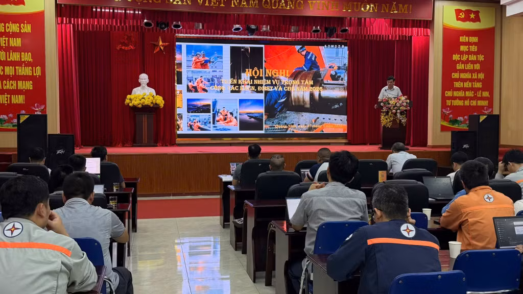 Ông Trần Hồ Thành, Đại diện Tổ triển khai thực hiện nhiệm vụ KHCN, ĐMST và CĐS Công ty trình bày báo cáo tại Hội nghị.