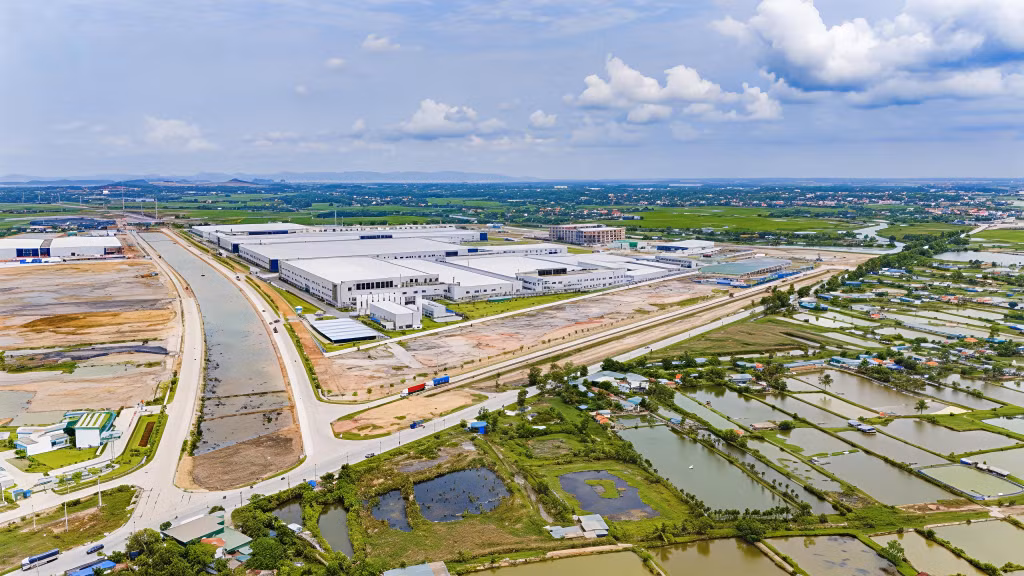 KCN Sông Khoai là một trong những KCN được đầu tư bài bản, đồng bộ và hiện đại về hạ tầng, trong tương lại hứa hẹn sẽ trở thành hạt nhân phát triển "đô thị công nghiệp xanh" của thành phố Quảng Ninh.