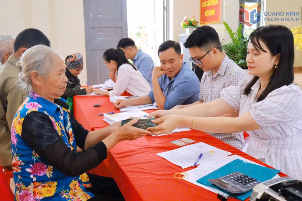 Phường Đông Mai phối hợp với các cơ quan, đơn vị liên quan tổ chức chi trả tiền bồi thường, hỗ trợ GPMB Dự án Đầu tư xây dựng và kinh doanh cơ sở hạ tầng KCN Sông Khoai.