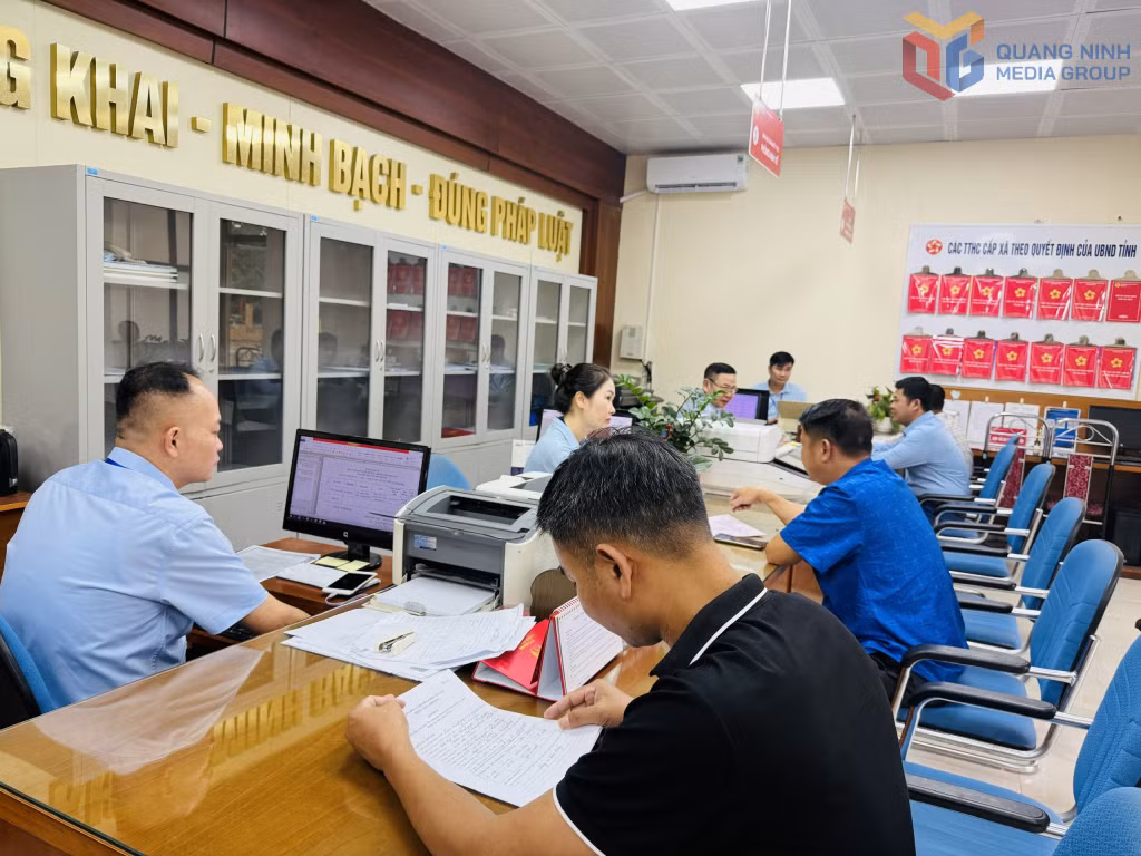 Cán bộ Trung tâm Phục vụ hành chính công xã Quảng Đức hỗ trợ doanh nghiệp thực hiện thủ tục pháp lý.