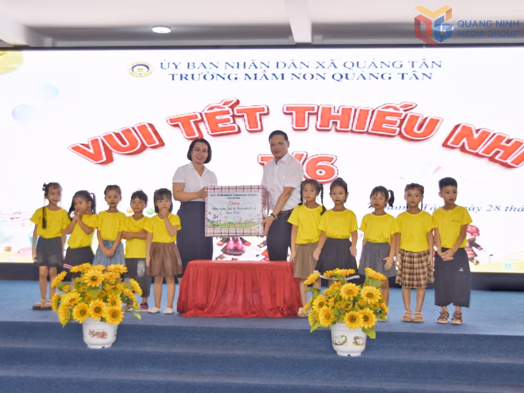 Đồng chí Nghiêm Xuân Cường trao quà của Tỉnh ủy, HĐND, UBND, Ủy ban MTTQ tỉnh cho thầy và trò Trường Mầm non Quảng Tân.