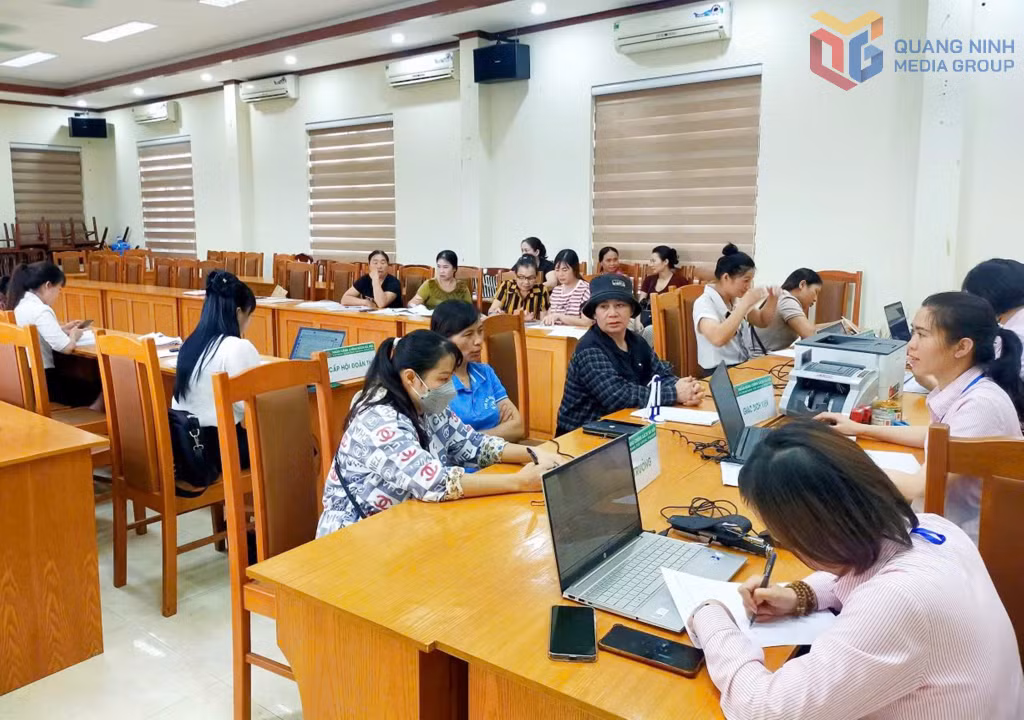 Hội LHPN phường Mông Dương phối hợp với Ngân hàng Chính sách xã hội Cẩm Phả triển khai hoạt động vay vốn phát triển kinh tế hộ gia đình cho hội viên, phụ nữ trên địa bàn.