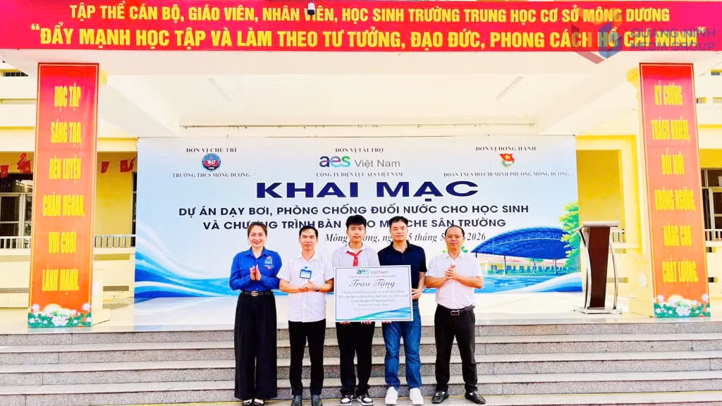 Công ty Điện lực AES Mông Dương trao kinh phí tài trợ dự án dạy bơi, phòng chống đuối nước cho học sinh và bàn giao công trình mái che sân trường tại Trường THCS Mông Dương.