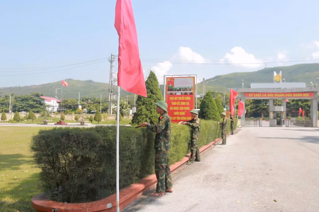 Chiến sĩ Trung đoàn 244, Bộ CHQS tỉnh chăm sóc khuôn viên doanh trại. Ảnh: Văn Đảm