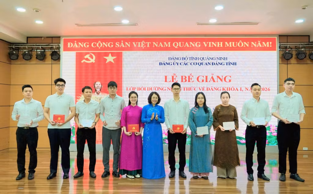 Ban Tổ chức trao giấy chứng nhận hoàn thành lớp bồi dưỡng cho các học viên.