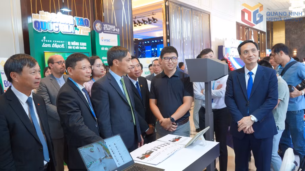 Lãnh đạo tỉnh tham quan các sản phẩm ứng dụng KHCN, khởi nghiệp sáng tạo tại Diễn đàn Khởi nghiệp sáng tạo quốc gia lần thứ 7 - Quảng Ninh 2025. Ảnh: Nguyên Ngọc
