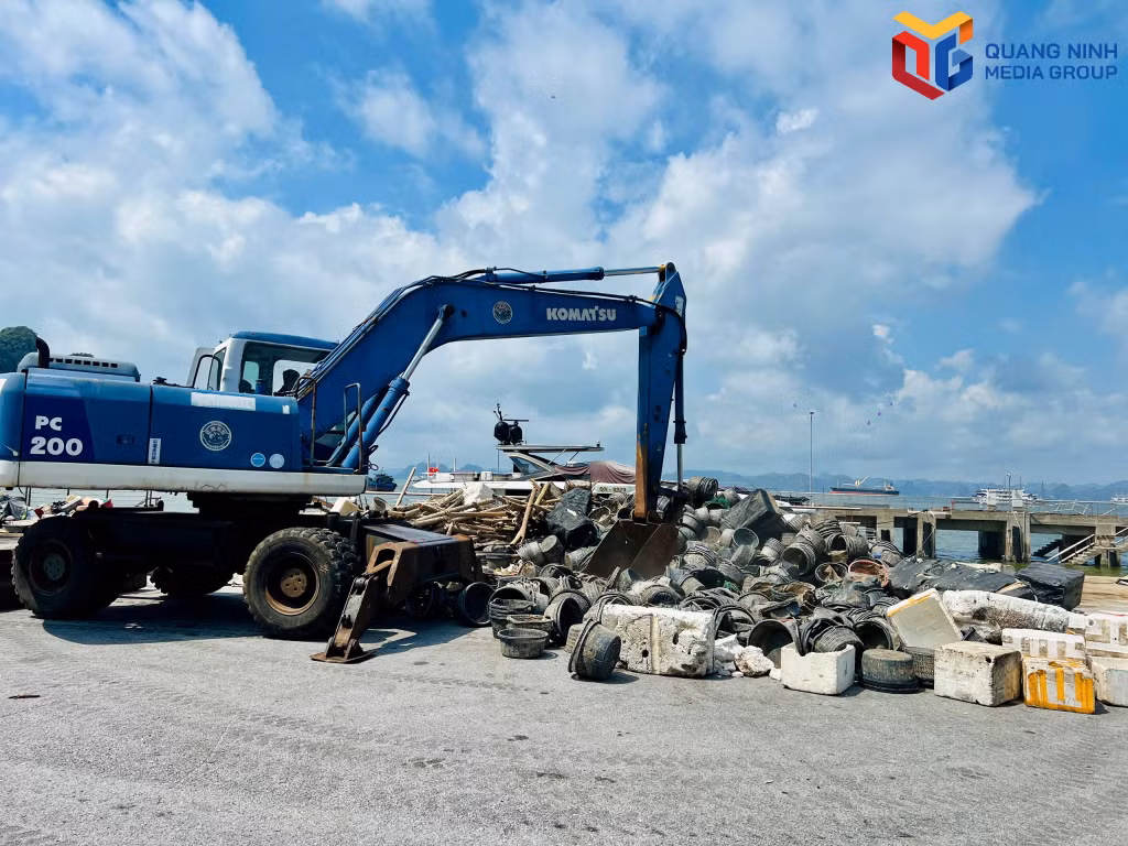 Toàn bộ lồng bè, rác thải được đưa lên bờ.