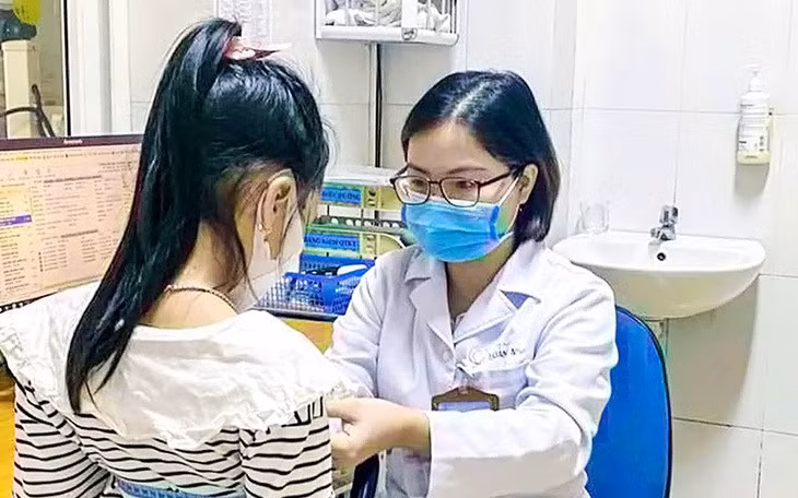 Bác sĩ thăm khám cho bệnh nhi - Ảnh: BVCC