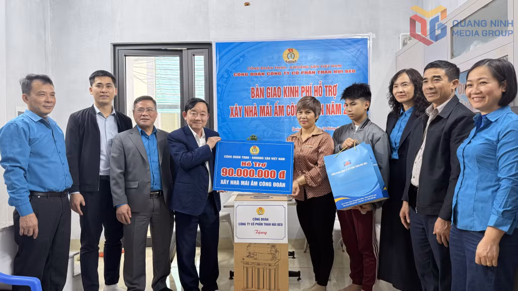 Trao hỗ trợ Mái ấm công đoàn cho chị Nguyễn Thị Kim Oanh, công nhân Công ty CP Than Núi Béo.