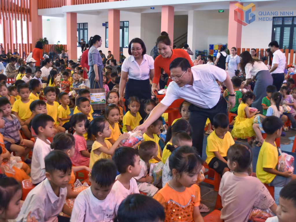 Đồng chí Nghiêm Xuân Cường ân cần hỏi thăm, tặng quà bánh kẹo cho các em thiếu nhi xã Quảng Tân.
