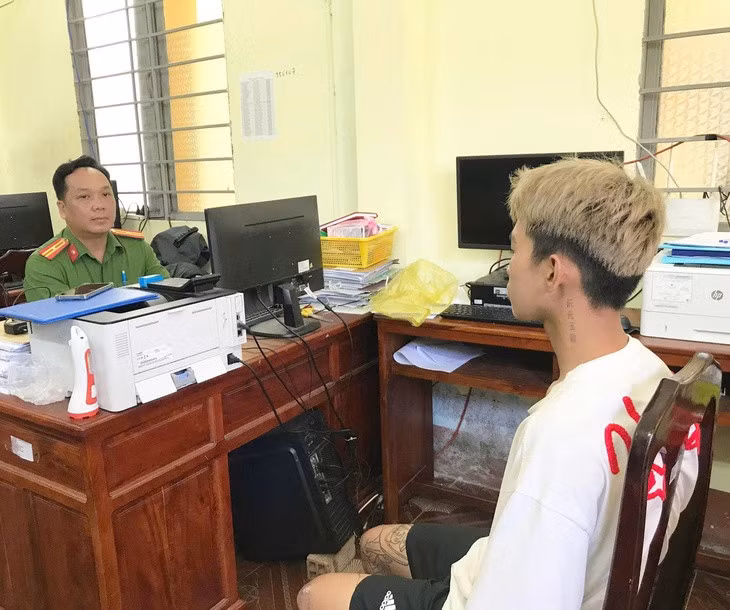 H. làm việc với cơ quan điều tra - Ảnh: T.P.