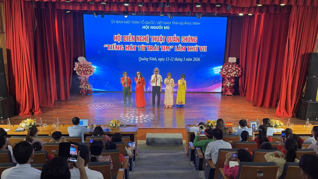 Tiết mục "Đảng đã cho ta một mùa xuân" của tốp ca nam nữ đến từ khu vực Đông Triều.