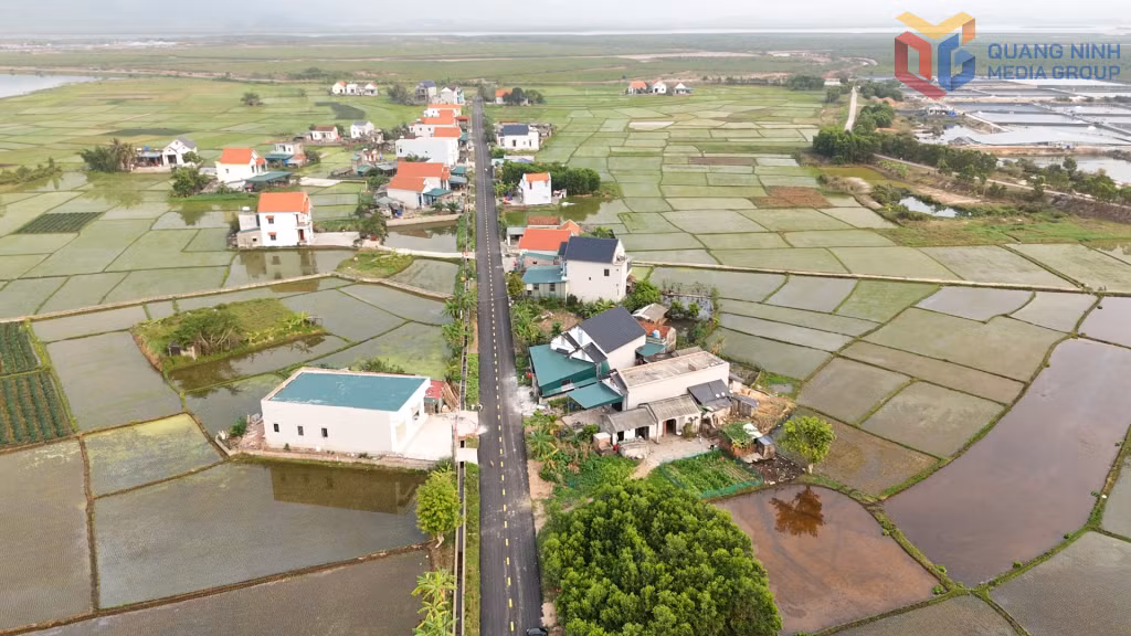 Tuyến đường thôn 4, xã Hải Lạng, được mở rộng và thảm nhựa asphalt tạo thuận lợi cho người dân đi lại, phát triển sản xuất nông nghiệp.