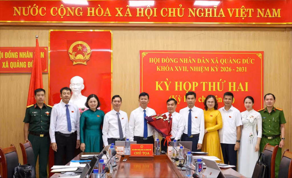Lãnh đạo xã Quảng Đức tặng hoa chúc mừng đồng chí Phạm Tiến Dũng-Uỷ viên Ban Chấp hành Đảng bộ, Chánh Văn phòng HĐND - UBND xã trúng cử chức danh Phó Chủ tịch UBND xã Quảng Đức nhiệm kỳ 2026 - 2031 với số phiếu tín nhiệm đạt 100% đại biểu HĐND xã có mặt tại kỳ họp.