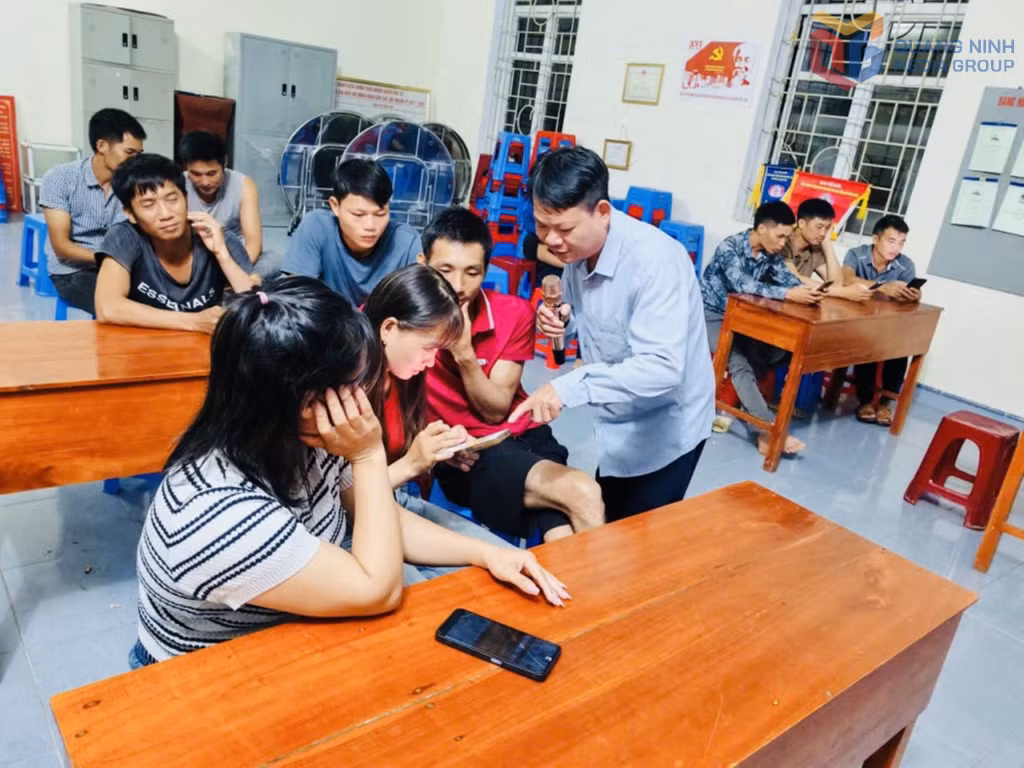 Lãnh đạo Trung tâm Phục vụ hành chính công xã Điền Xá hướng dẫn cho người dân thôn Pắc Phai nộp thủ tục hành chính qua dịch vụ công trực tuyến.