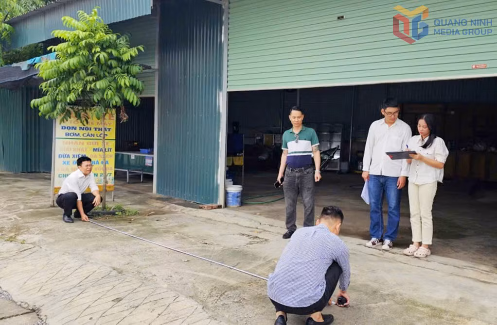 Cán bộ Trung tâm Cung ứng dịch vụ phường Hiệp Hòa thực địa công tác GPMB đường 338.