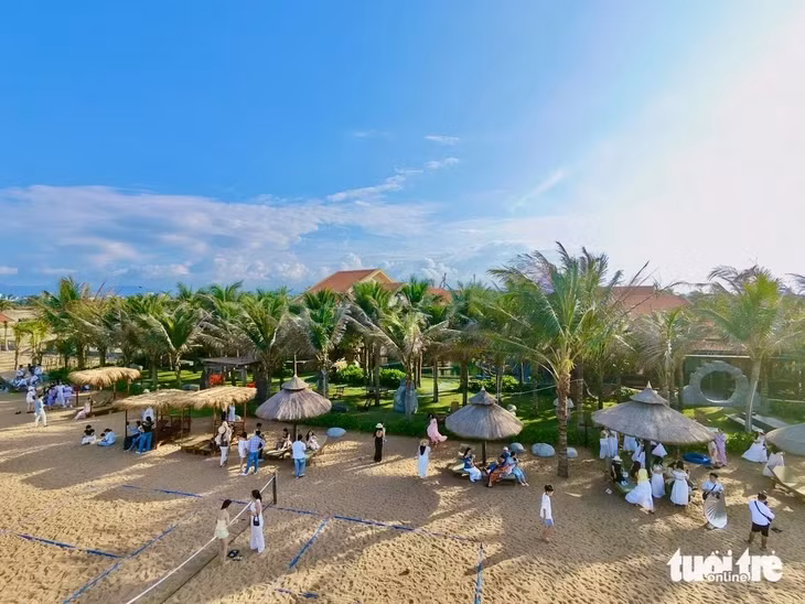 Điểm tham quan mới tại làng Lò, phường Hòa Hiệp hút khách dịp lễ - Ảnh: MINH CHIẾN