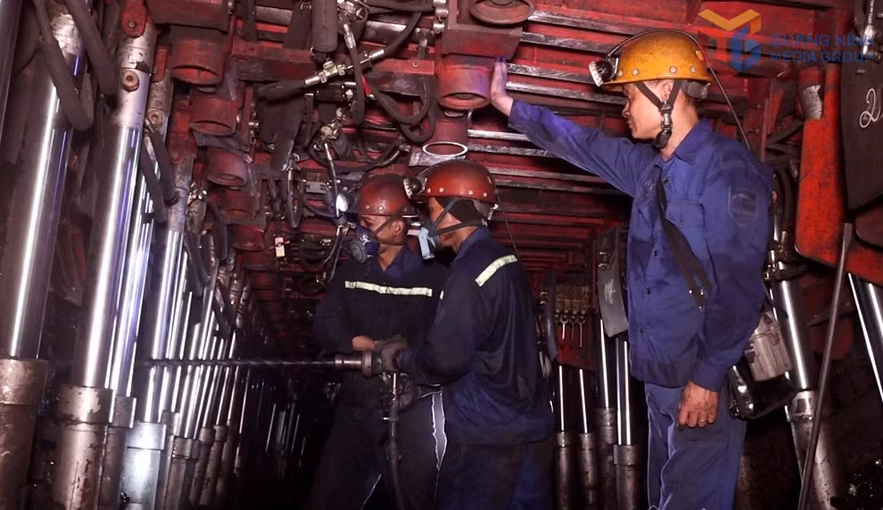 Công nhân Công ty Than Thống Nhất -TKV kiểm tra thiết bị, duy trì sản xuất than an toàn, hiệu quả trong hầm lò. Ảnh: (Đơn vị cung cấp)