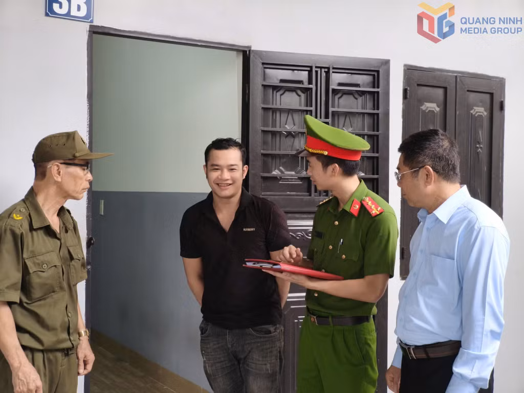 Công an phường Cao Xanh tuyên truyền người dân tạm trú trên địa bàn trong việc chấp hành nghiêm quy định về phòng chống ma túy.