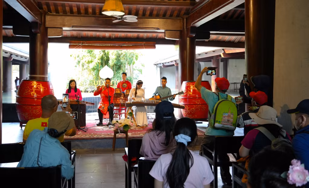 Du khách hào hứng với các chương trình nghệ thuật tại Làng Nương.