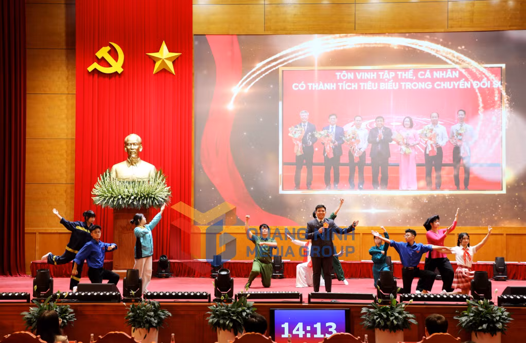 Thí sinh Nguyễn Bá Khải, Chuyên viên Ban Xây dựng Đảng, Đảng ủy phường Bãi Cháy trình bày phần thi (5-2026). Ảnh: Mạnh Trường