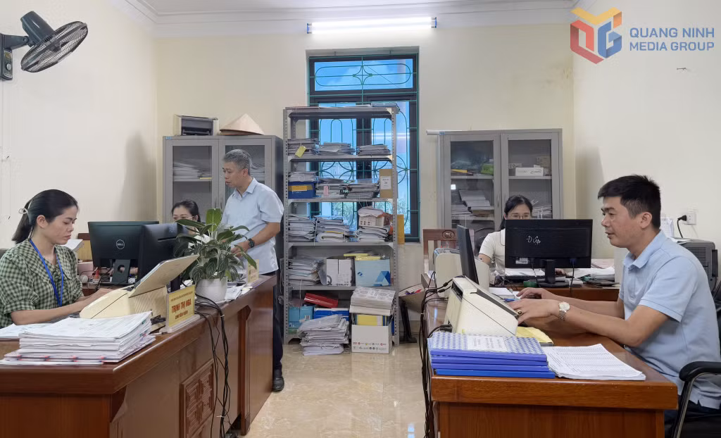 Cán bộ Phòng Kinh tế - Hạ tầng và Đô thị, phường Vàng Danh làm việc.