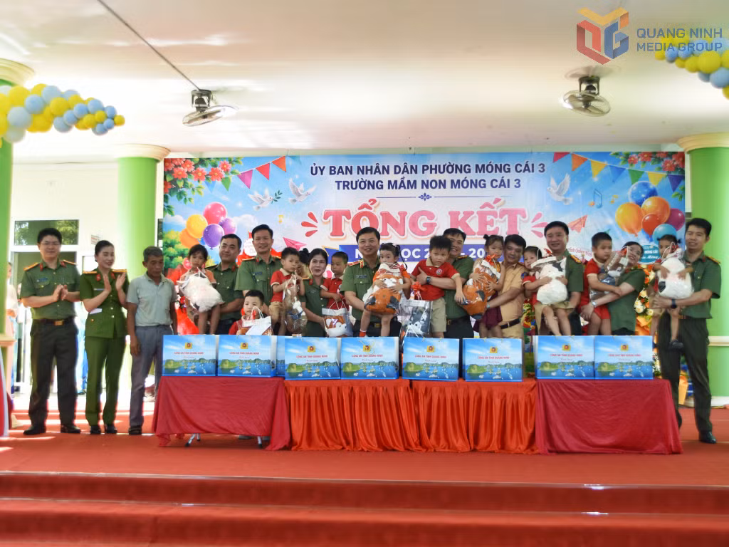 Đồng chí Giám đốc Công an tỉnh trao tặng 15 suất quà cho các em học sinh có hoàn cảnh khó khăn tại Trường Mầm non Móng Cái 3.