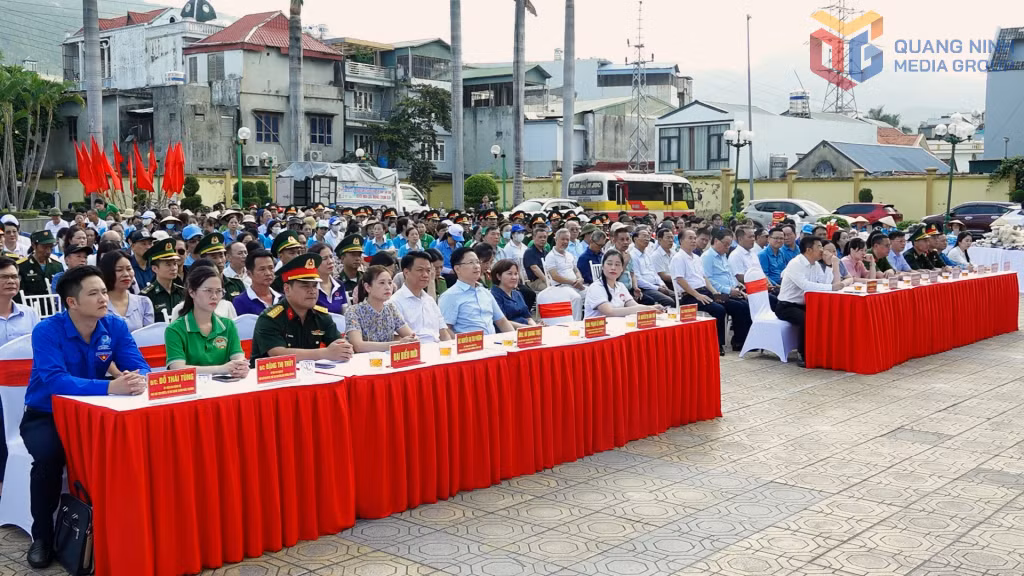 Quang cảnh buổi lễ phát động.