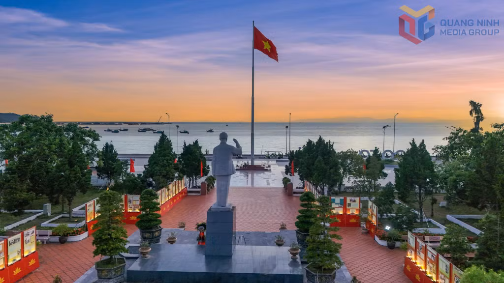 Giữa biển trời Đông Bắc, tượng đài Bác Hồ trên đảo Cô Tô hướng ra trùng khơi, cùng lá quốc kỳ kiêu hãnh tung bay trong gió biển, như một biểu tượng thiêng liêng của niềm tin, của ý chí và của khát vọng dựng xây quê hương giàu mạnh. Ảnh: Hùng Sơn.