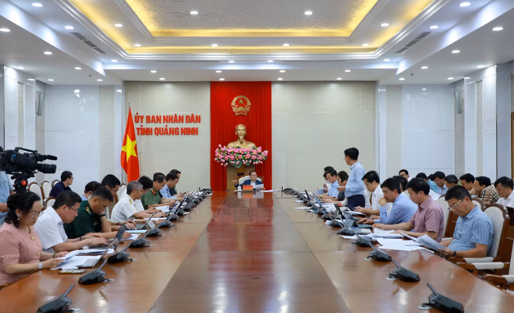 Đồng chí Chủ tịch UBND tỉnh Bùi Văn Khắng chủ trì cuộc họp kiểm điểm tiến độ triển khai nhiệm vụ của các Tổ công tác các lĩnh vực kinh tế trọng điểm của tỉnh.