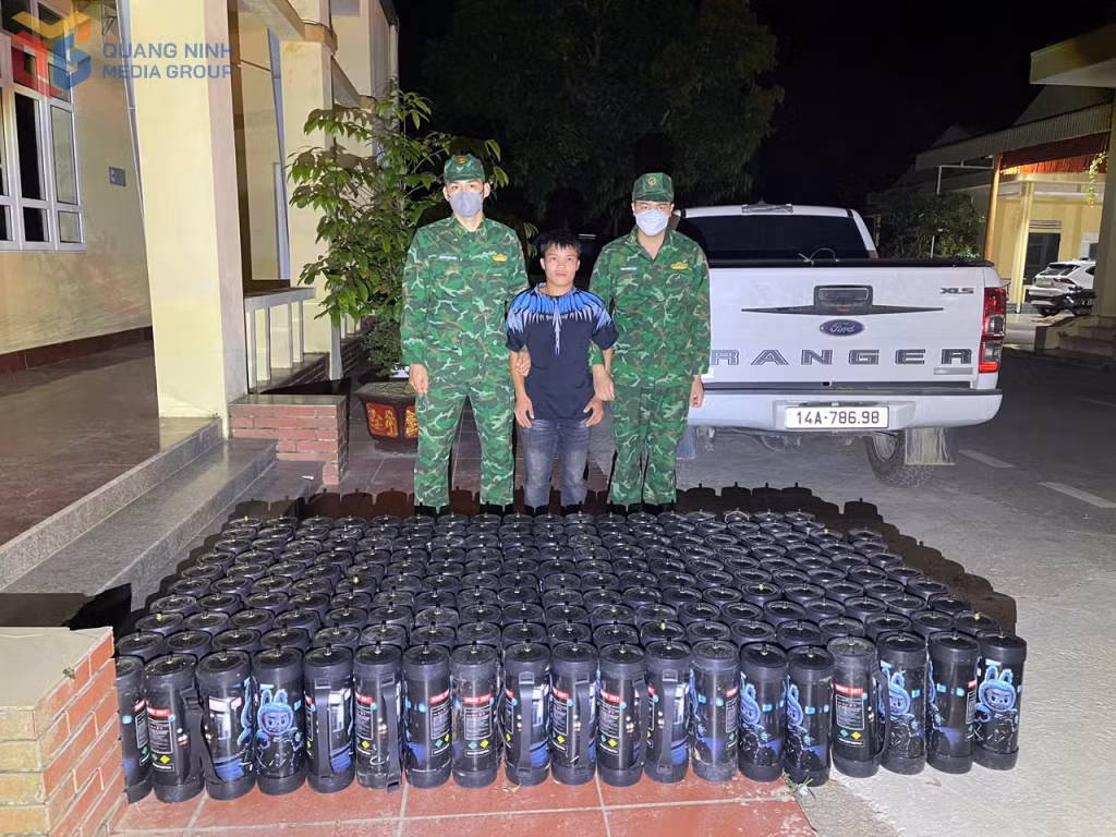Đồn BPCK Hoành Mô chủ trì phối hợp với Công an xã Hoành Mô và Hải quan cửa khẩu Hoành Mô bắt giữ đối tượng Dường Phúc Hồng, trú tại thôn Pắc Cương, xã Hoành Mô vận chuyển trái phép 188 bình khí cười ngày 27/4/2026.