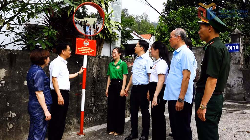 Các đại biểu tham quan mô hình “Camera an ninh, gương cầu lồi đảm bảo an toàn giao thông.