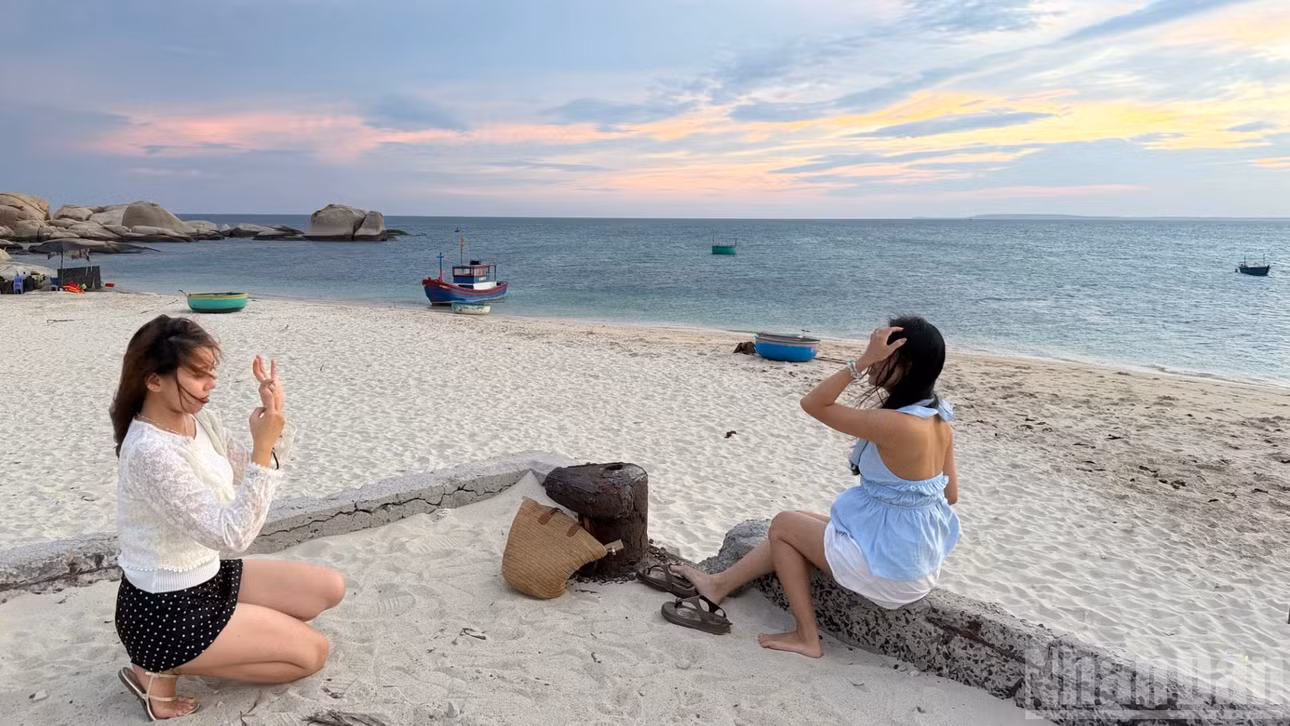 Du khách đón hoàng hôn trên cầu cảng có thể nhìn thấy những tàu nằm xa ngoài khơi tạo khung cảnh thơ mộng.