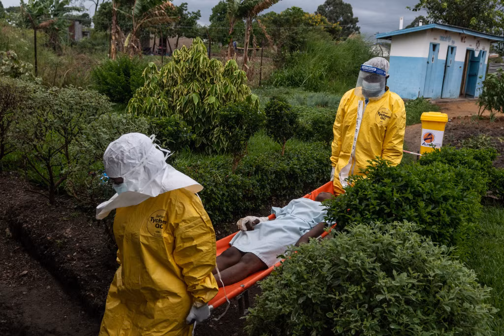 Nhân viên y tế đưa một bệnh nhân Ebola tới trung tâm điều trị ở Rwampara, Congo, ngày 21/5/2026. Ảnh: AP