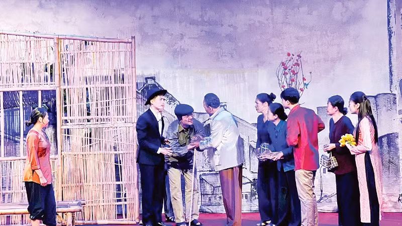 Cảnh trong vở kịch ngắn “Chuyện nhà chị Tín” của Nhà hát Kịch Việt Nam biểu diễn tại Bảo tàng Hồ Chí Minh. (Ảnh: THƯƠNG NGUYỄN)