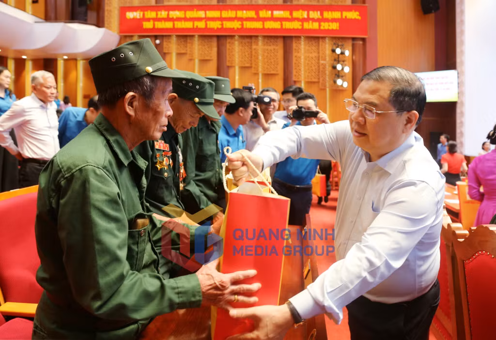 Đồng chí Phạm Gia Túc, Ủy viên Bộ Chính trị, Phó Thủ tướng Thường trực Chính phủ tặng quà cho người có công (5-2026). Ảnh: Mạnh Trường