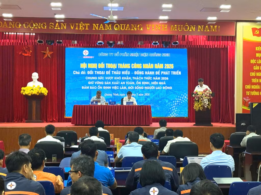 Đoàn chủ tọa chủ trì hội nghị.